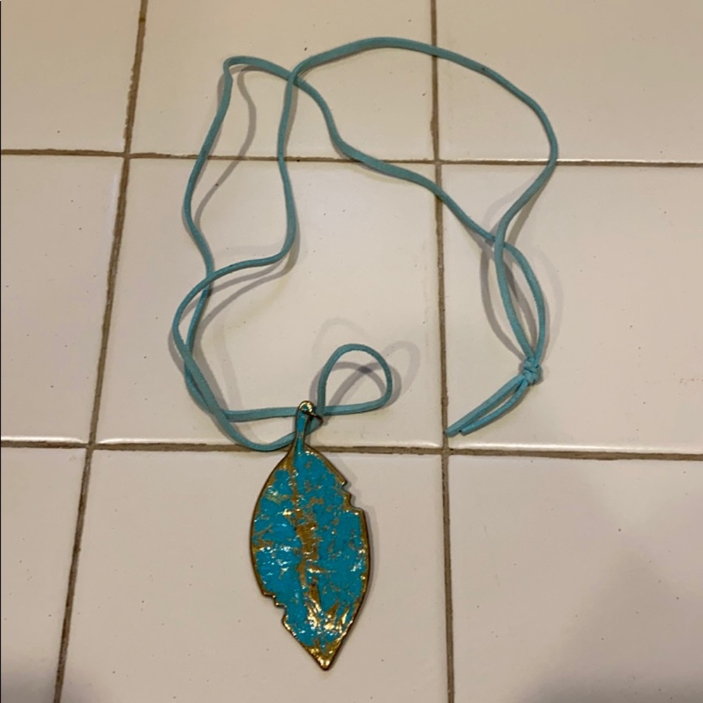 V! Pretty leaf (metal) necklace in great condition